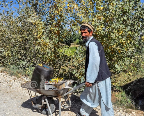farmwork-afghanistan-farm-workers-field-outside-bagram-kabul-147191396